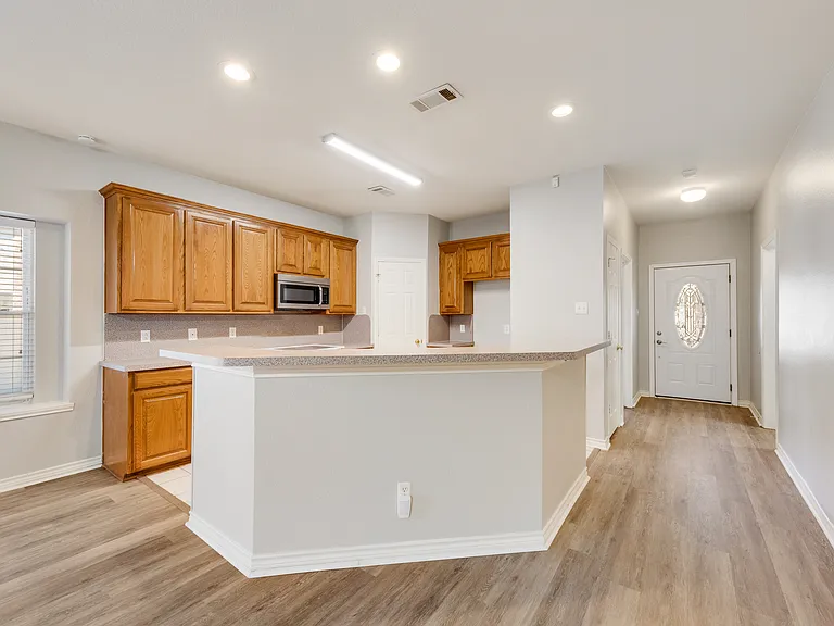 739 Harbour Town Dr — Photo 8