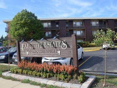 9614 W Higgins Rd APT 2C, Rosemont, IL, 60018
