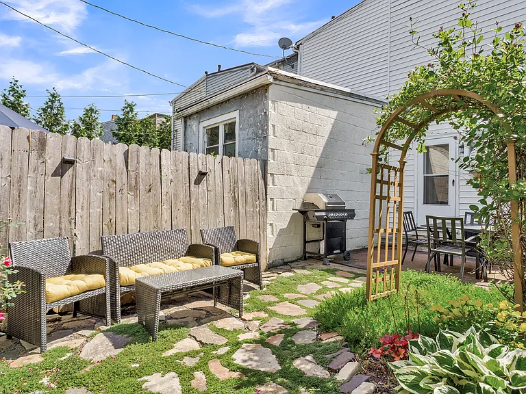 585 Showers St — Photo 9