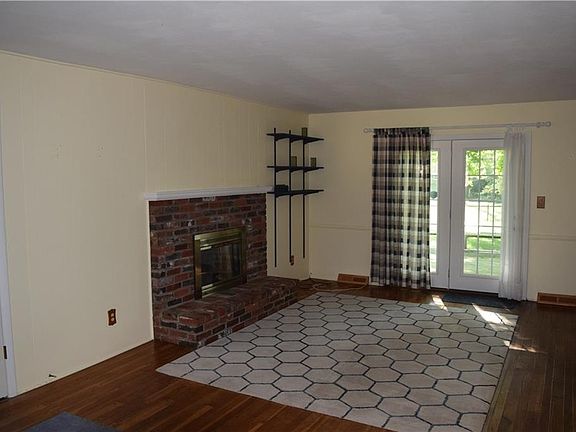 3rd image of 421 Ashford Ct