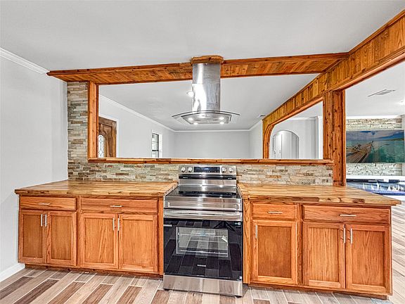 4th image of 111 Dogwood St