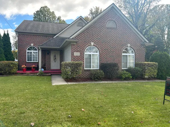 22242 Glenwood St, Clinton Township, MI 48035