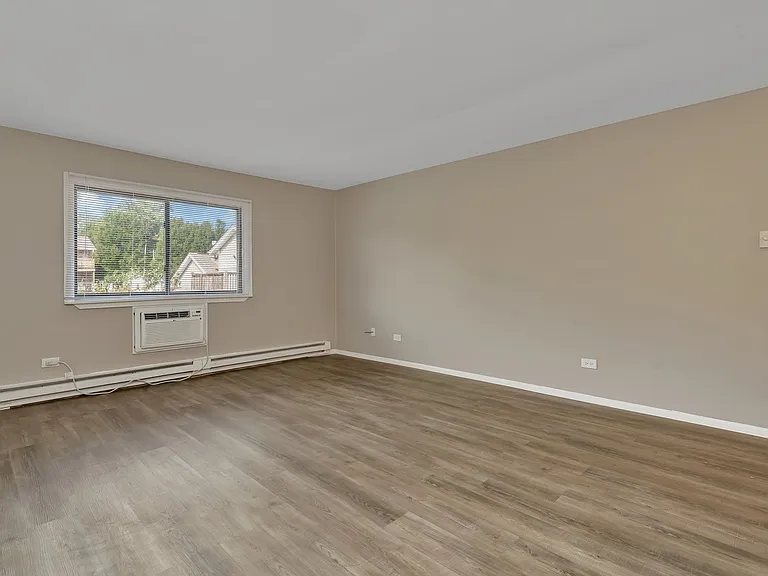Lakeside Village Apartments — Photo 80