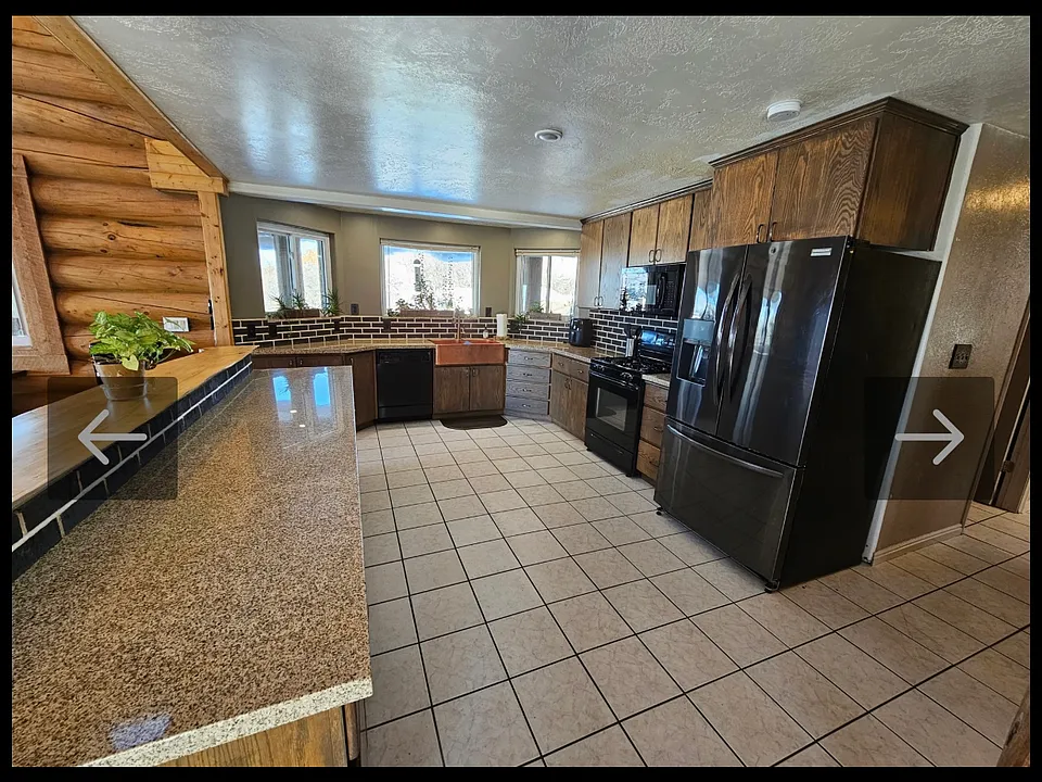 11905 E 24560 N