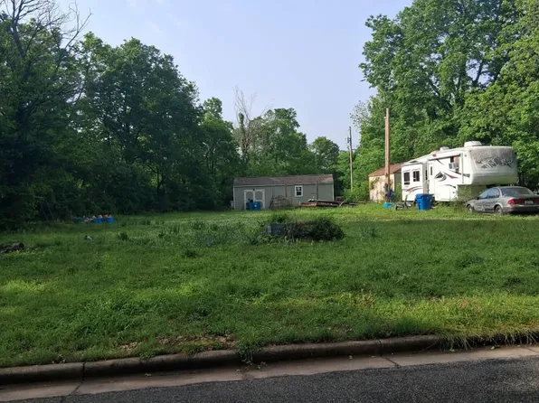 2722 E 8th St, Joplin, MO 64801