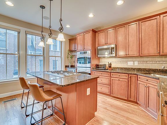 3rd image of 2605 S Kenmore Ct