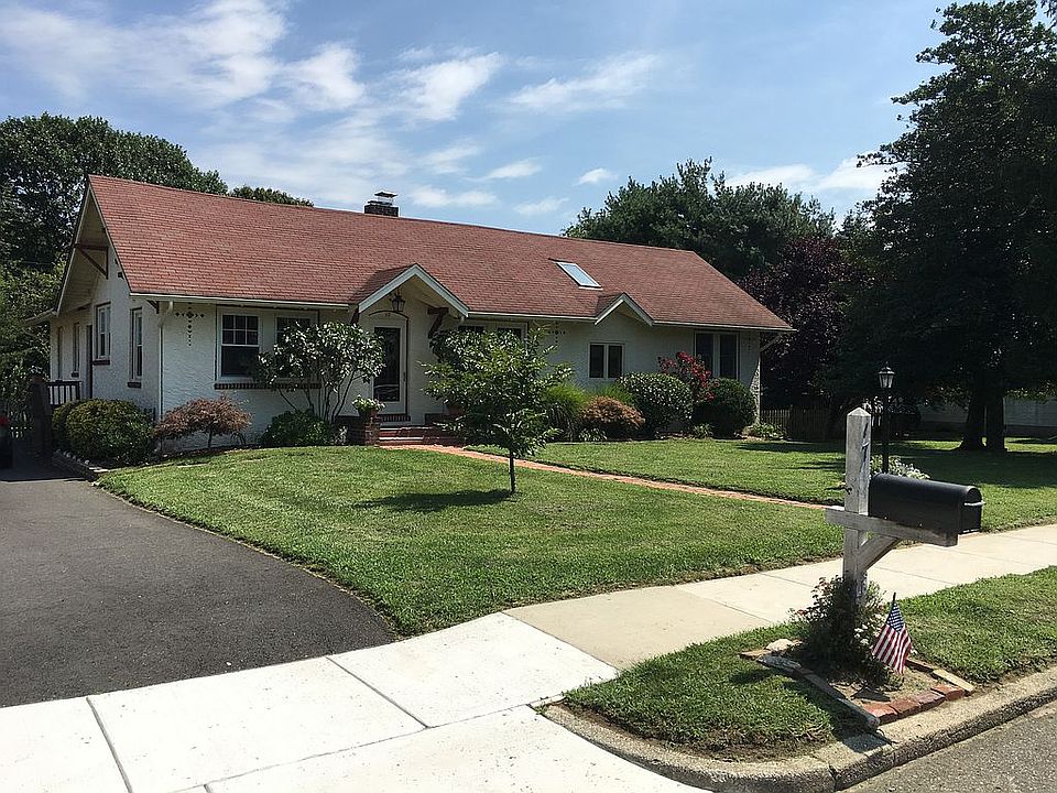 1st image of 17 E Mapleshade Ln