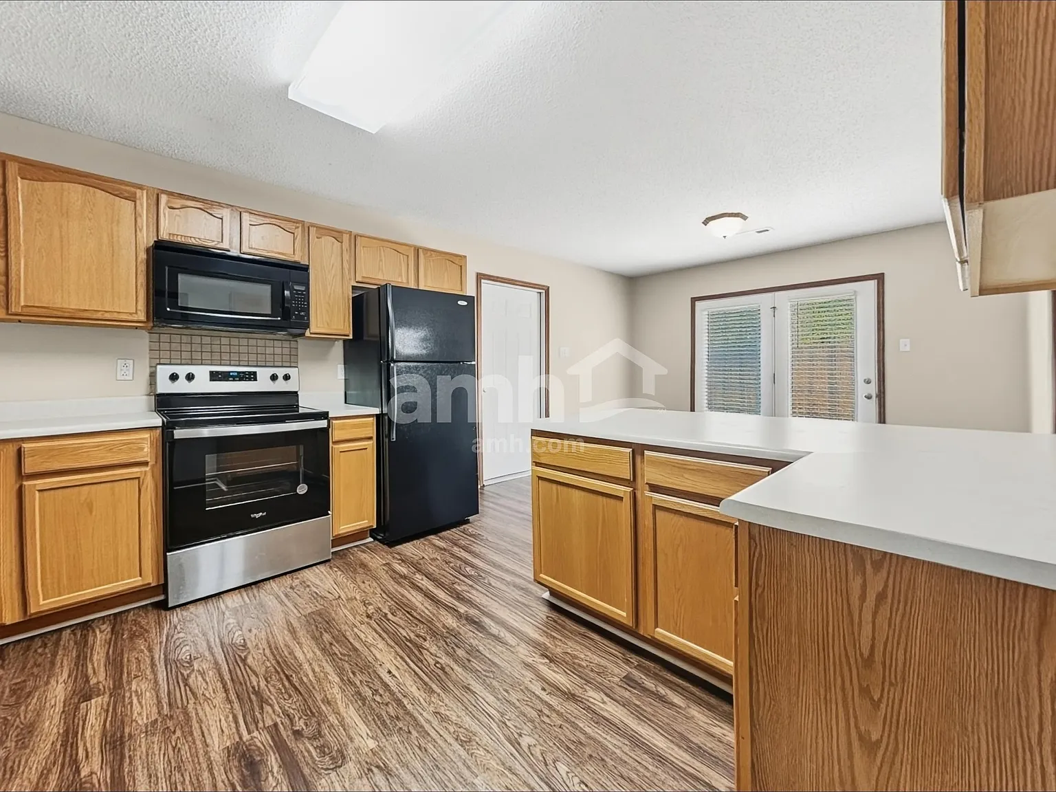 3 bed, 2.0 bath, 1804 sqft, $2,420 — Photo 3