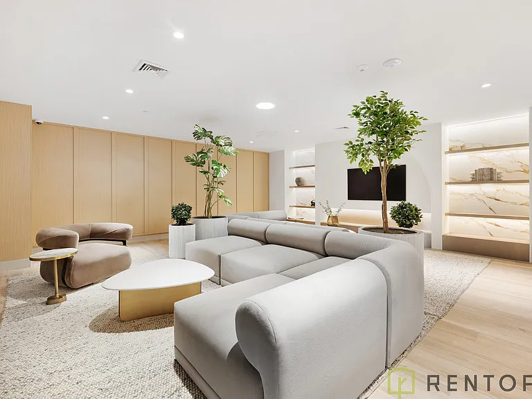 555 W 45th St #701D — Photo 23