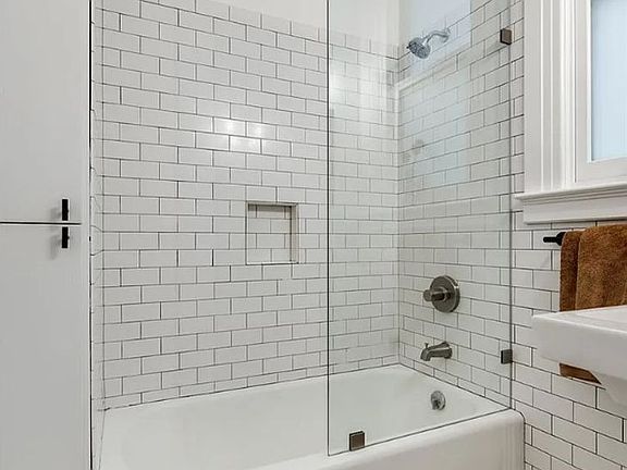 5th image of 561 Belvedere St