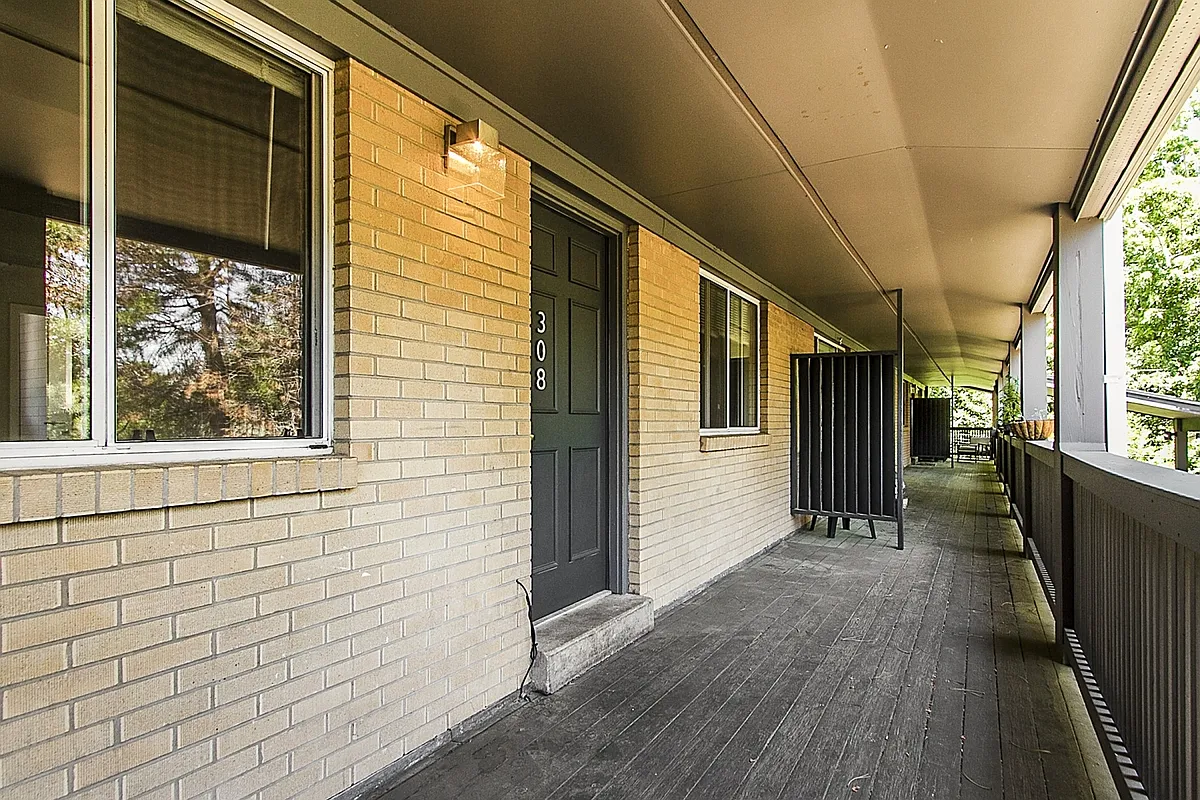 Building Photo - 701 (384)