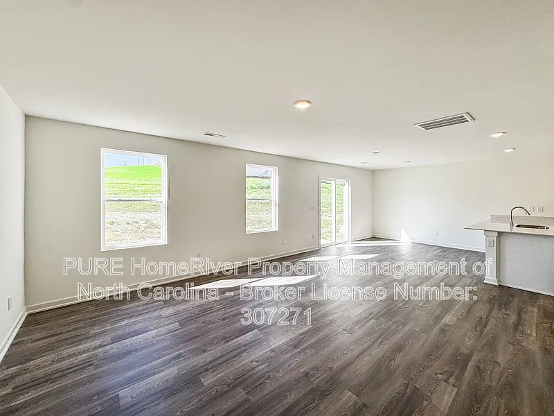 4 bed, 2.5 bath, 1965 sqft, $2,050 — Photo 2