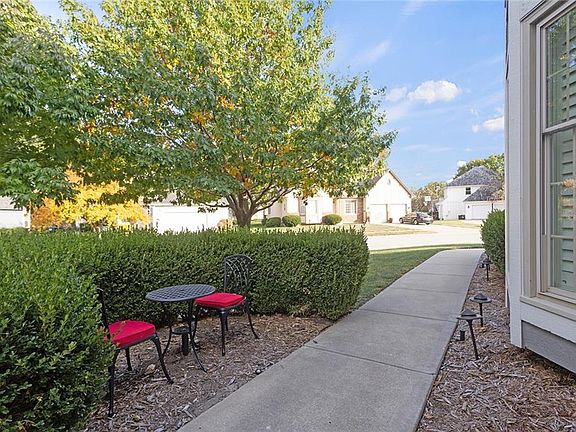 4th image of 513 NE Sawgrass Ct