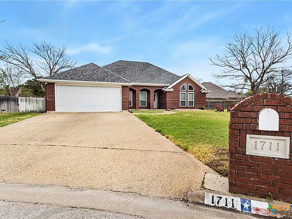 2nd image of 1711 Lynx Cir