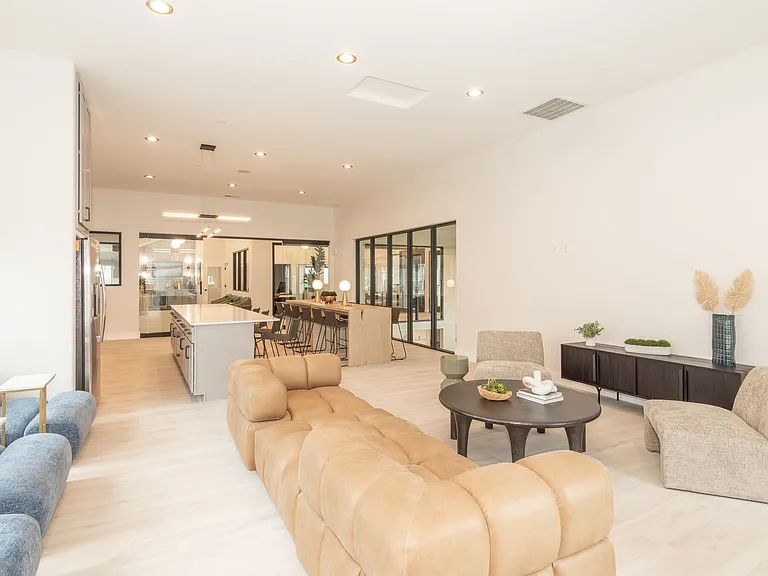 Lumina Apartments — Photo 46