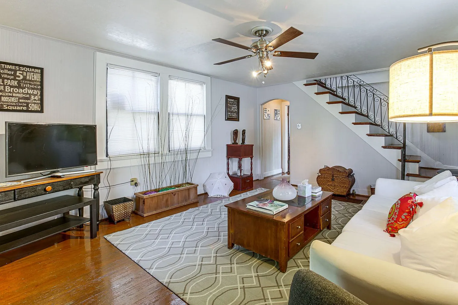 3 bed, 1.0 bath, 1313 sqft, $2,167 — Photo 2