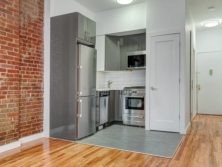 364 W 51st St #1R — Photo 2