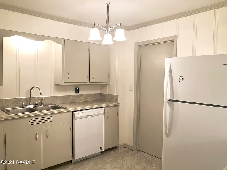 113 Charlene Dr — Photo 7