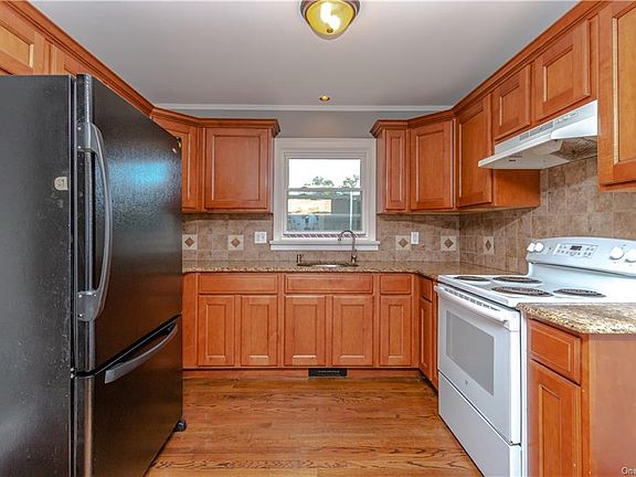 5th image of 8 Donner Dr