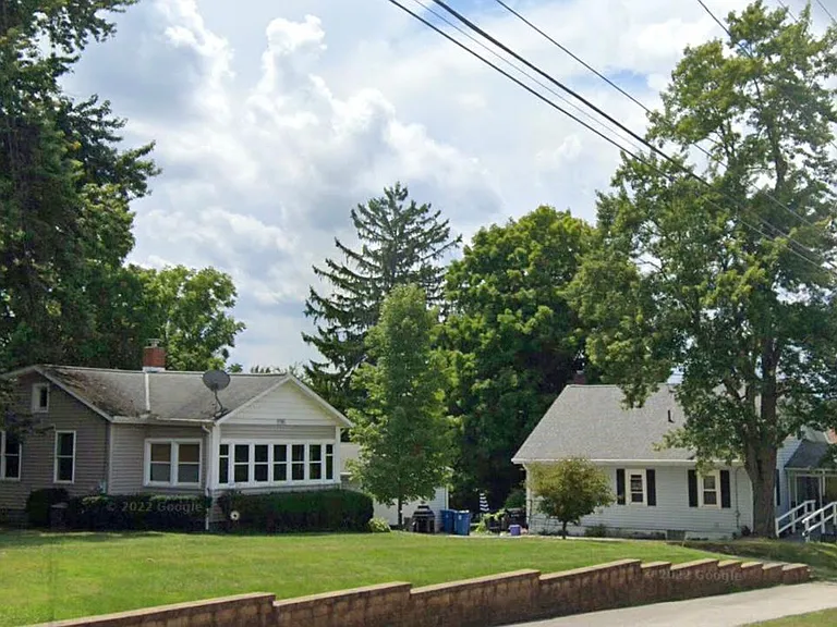 896 E Aurora Rd — Photo 12