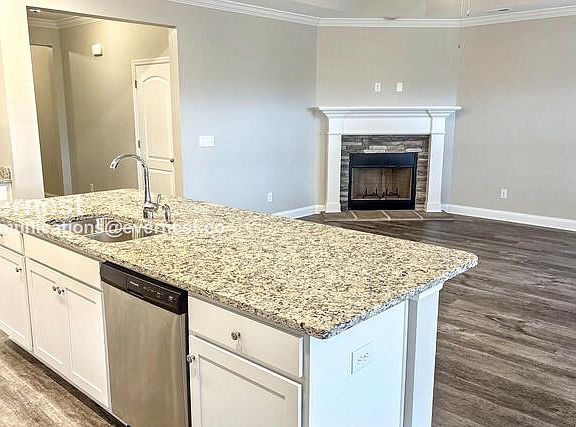4th image of 130 Shrewsberry Dr