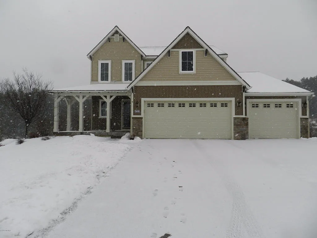 9808 Sunset Ridge Dr NE photo 1