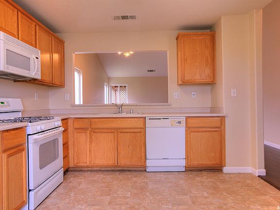 4th image of 525 Fairmont Dr