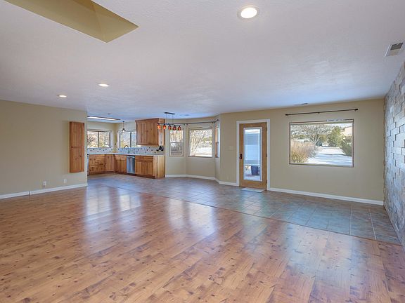 5th image of 526 N Meadow Dr