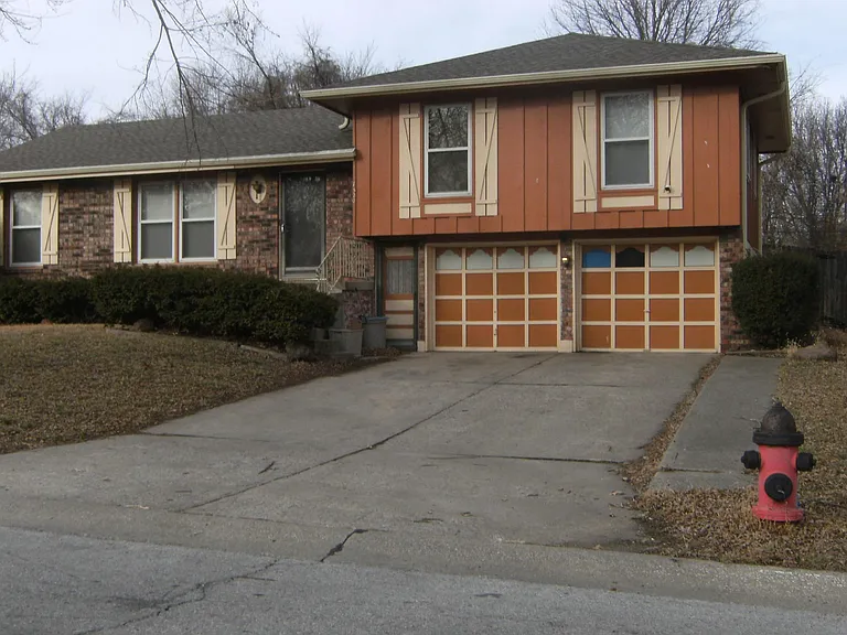 3-beds rms, 2-full & 1 /4 bath,