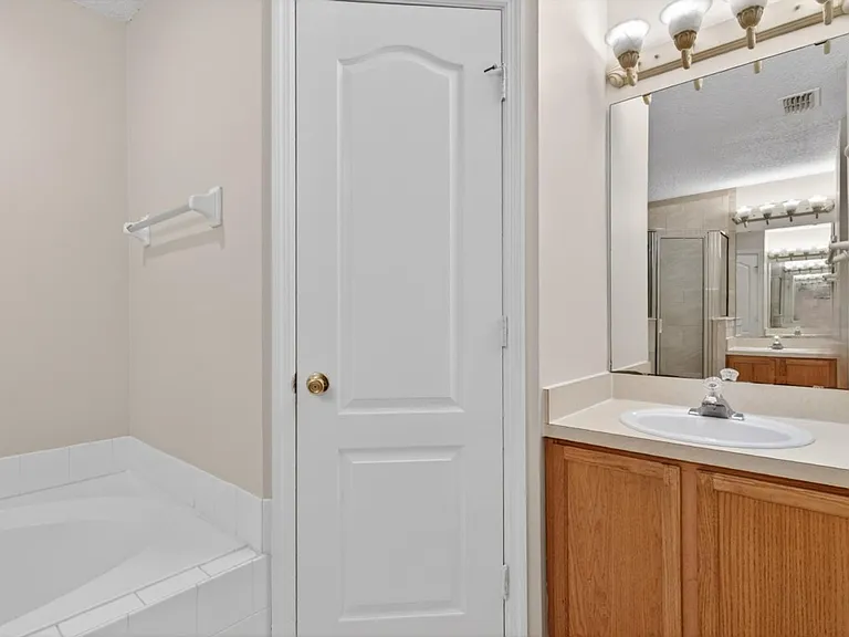 1648 Glen Laurel Dr — Photo 18