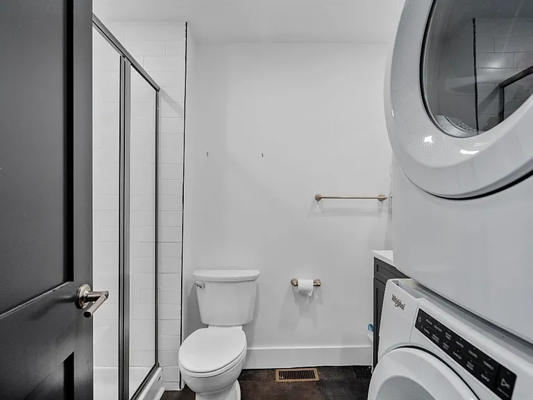 211 W 9th St #3 — Photo 4