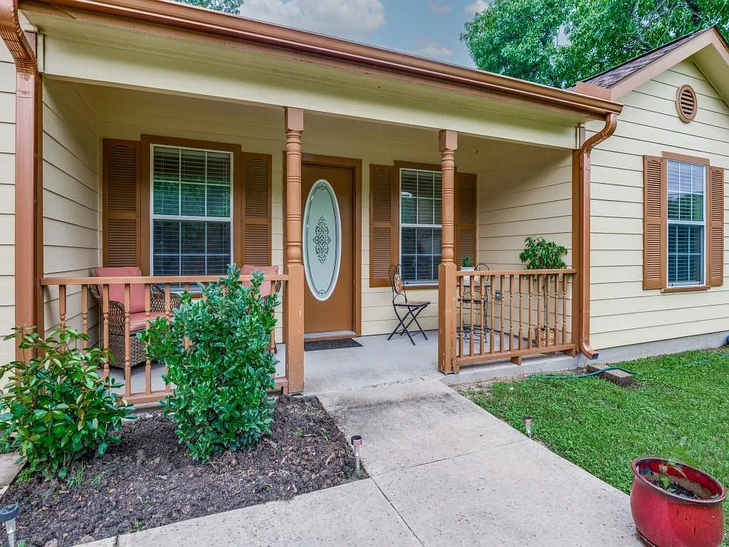 3 bed, 1338 sqft, $1,850 — Photo 1