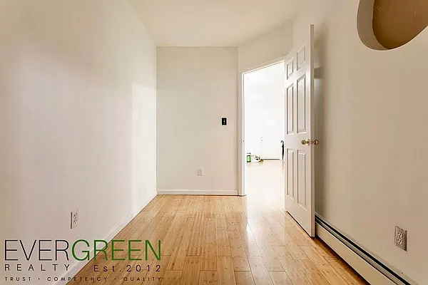 Rented by Safdie Realty Group | media 22