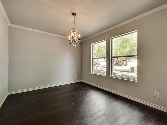 4th image of 2717 White Oak Dr