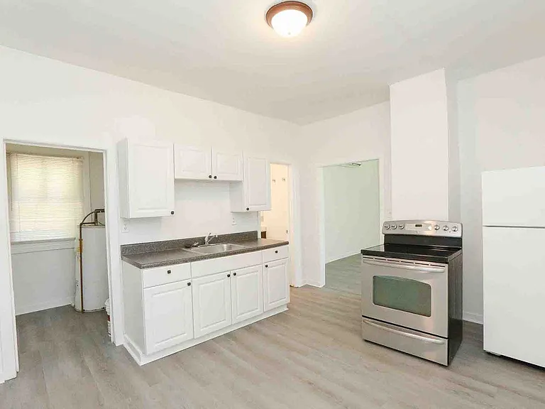 1260 W 37th St — Photo 10