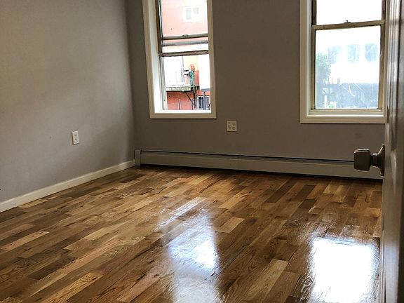3rd image of 952 E 225th St #1