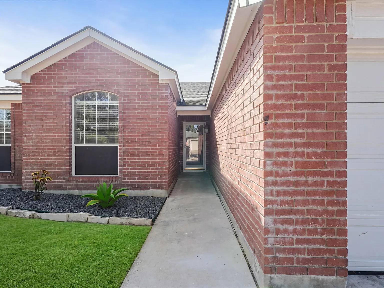 3 bed, 2.0 bath, 1735 sqft, $2,150 — Photo 4