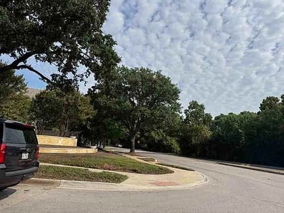 Exterior Neighborhood (street photo)