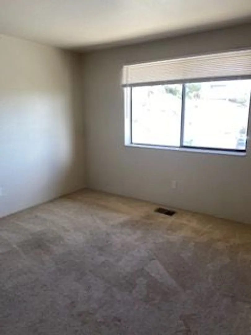 Immaculate Townhome Close To UNR — Photo 3