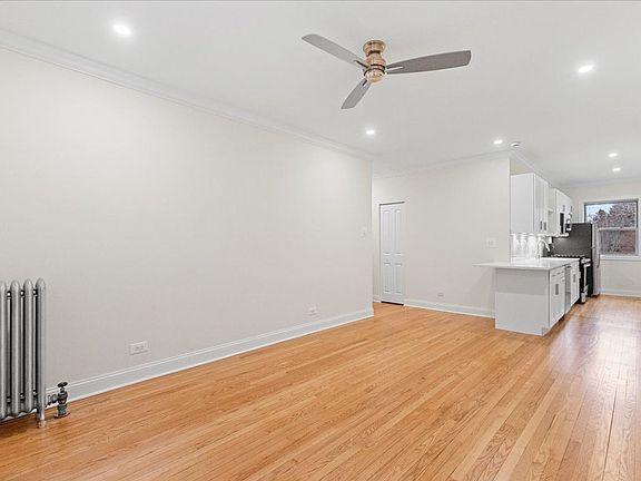 3rd image of 1725 W Thorndale Ave APT 1B