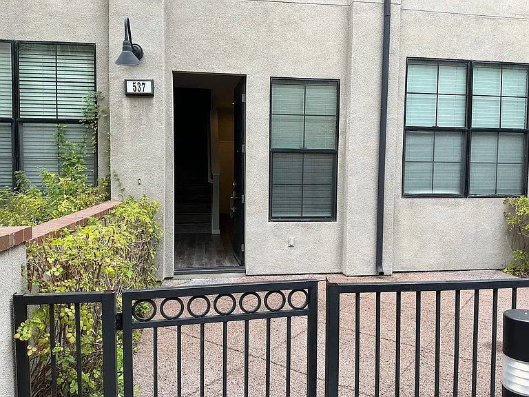 537 W Maple Ave — Photo 1