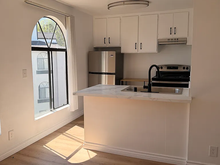 Salt & Vine Oceanside Apartments — Photo 11