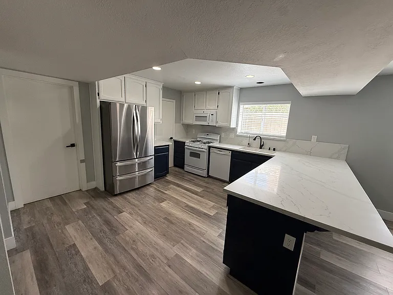 907 Elm St — Photo 17