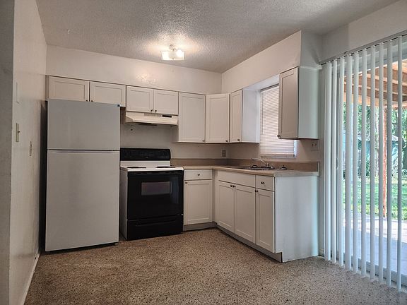 3rd image of 814 Harrington St