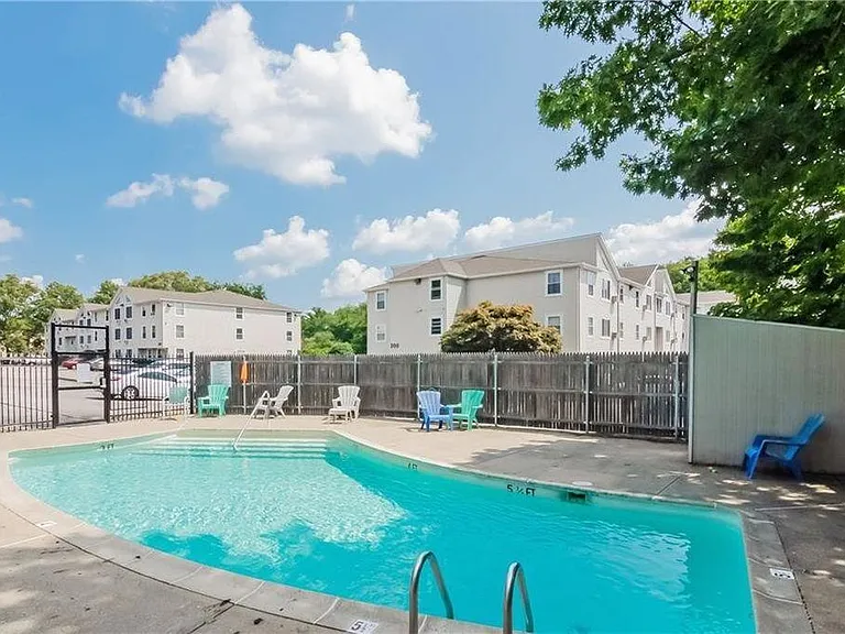 200 Woodlawn Ave #204 — Photo 2