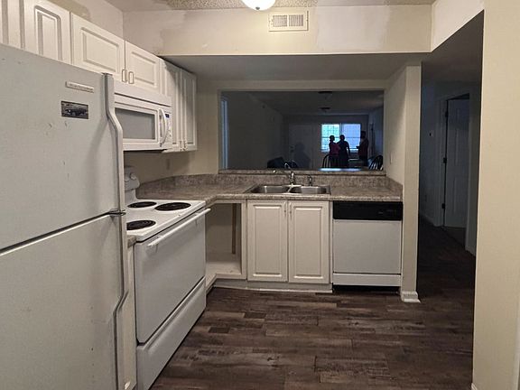 5th image of 105 College St #11