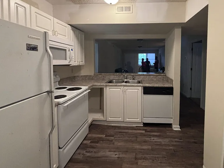 105 College St #11 — Photo 5