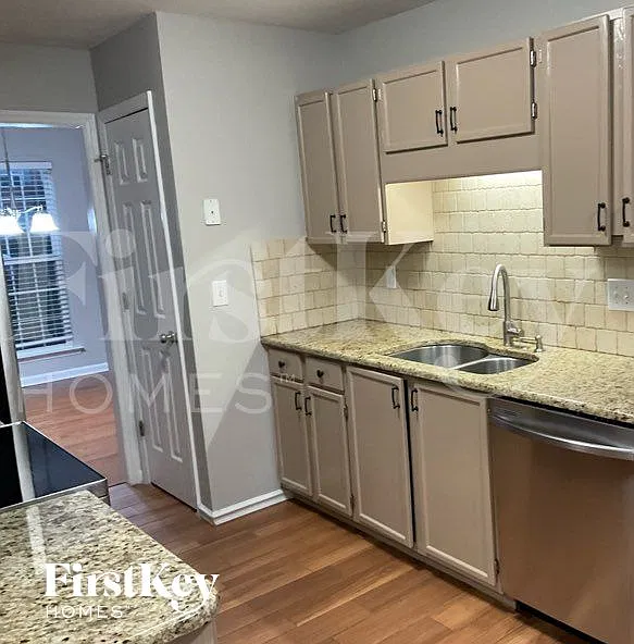 4 bed, 2.5 bath, 2402 sqft, $2,750 — Photo 4