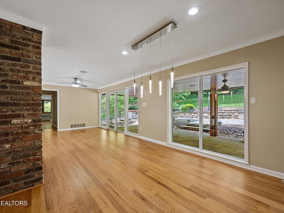 7th image of 3521 Montlake Dr