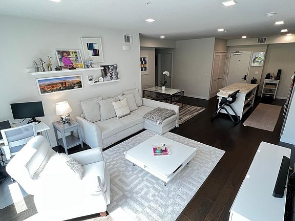 2nd image of 1605 Riviera Ave 410-unit 410